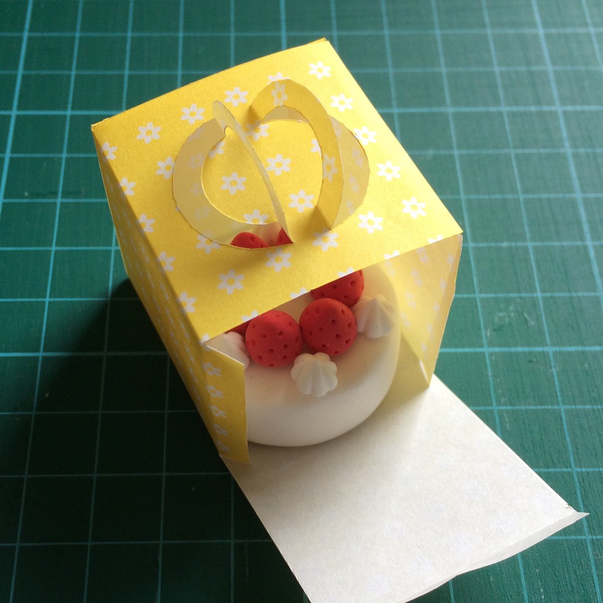 Uzivatel 辻本京子 Kokko 粘土工房 Kokko Garden Na Twitteru 折り紙1枚でミニチュアのケーキボックスができた なんで今まで気がつかなかったんだろう 糊付けは1ヶ所だけだし 簡単で可愛い 折り紙 セリア ミニチュア ケーキボックス