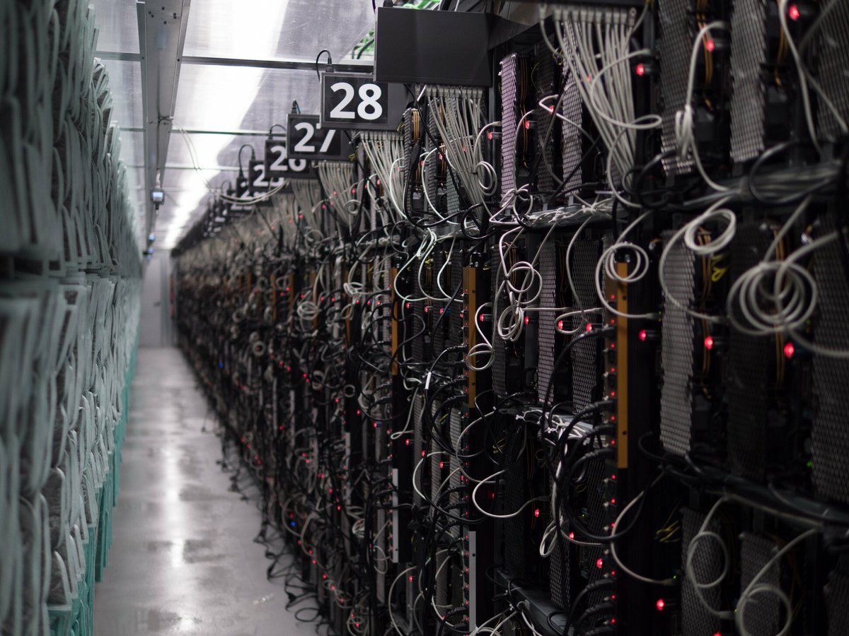 Here is another look inside our Sweden mining farm. If you haven’t already see it, check out our 360 VR tour here: hiveblockchain.com/news/take-an-e…