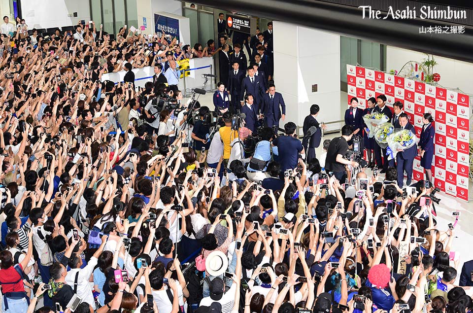 サッカー日本代表が成田空港に到着