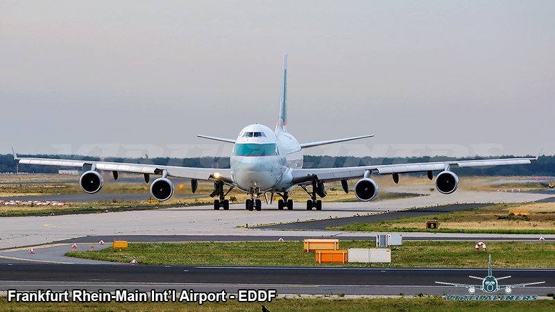 Virtualiners's tweet photo. EDDF 2015: Imponente Boeing 747-467ERF de Cathay Pacific Cargo rodando hacia pista 18 para despegar en el anochecer Alemán de @Airport_FRA
#AvGeek #EDDF @cathaypacific #aviationphotography #SpottersChile #virtualines @EDDFSpotting https://t.co/OUZgMhP3VW