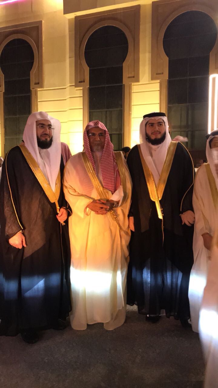 Ø³Ø§Ù…ÙŠ Ø¹Ø·ÙŠØ© Ø¯Ø± ØªÙˆÛŒÛŒØªØ± Ø¨Ø­Ø¶ÙˆØ± Ø£Ø¦Ù…Ø© ÙˆÙ…Ø¤Ø°Ù†ÙŠ Ø§Ù„Ù…Ø³Ø¬Ø¯ Ø§Ù„Ø­Ø±Ø§Ù… ÙˆØ¬Ù…Ø¹ Ù…Ù† Ø£ØµØ­Ø§Ø¨ Ø§Ù„ÙØ¶ÙŠÙ„Ø© ÙˆØ¬Ù…Ø¹ Ù…Ù† Ù‚Ø±Ø§Ø¡ Ø§Ù„Ø¹Ø§Ù„Ù… Ø§Ù„Ø¥Ø³Ù„Ø§Ù…ÙŠ ÙˆØºÙŠØ±Ù‡Ù… Ø§Ø­ØªÙÙ„Ù†Ø§ Ø¨Ø§Ù„Ø£Ù…Ø³ Ø¨Ø²ÙˆØ§Ø¬ Ø­Ø¨ÙŠØ¨Ù†Ø§ Ø§Ù„ØºØ§Ù„ÙŠ Ø¹Ø¨Ø¯Ø§Ù„Ø¹Ø²ÙŠØ² Ø¨Ù† Ø¨Ù†Ø¯Ø± Ø¨Ù„ÙŠÙ„Ø© Ø¨Ø§Ø±Ùƒ Ø§Ù„Ù„Ù‡ Ù„ÙƒÙ…Ø§ ÙˆØ¨Ø§Ø±Ùƒ Ø¹Ù„ÙŠÙƒÙ…Ø§