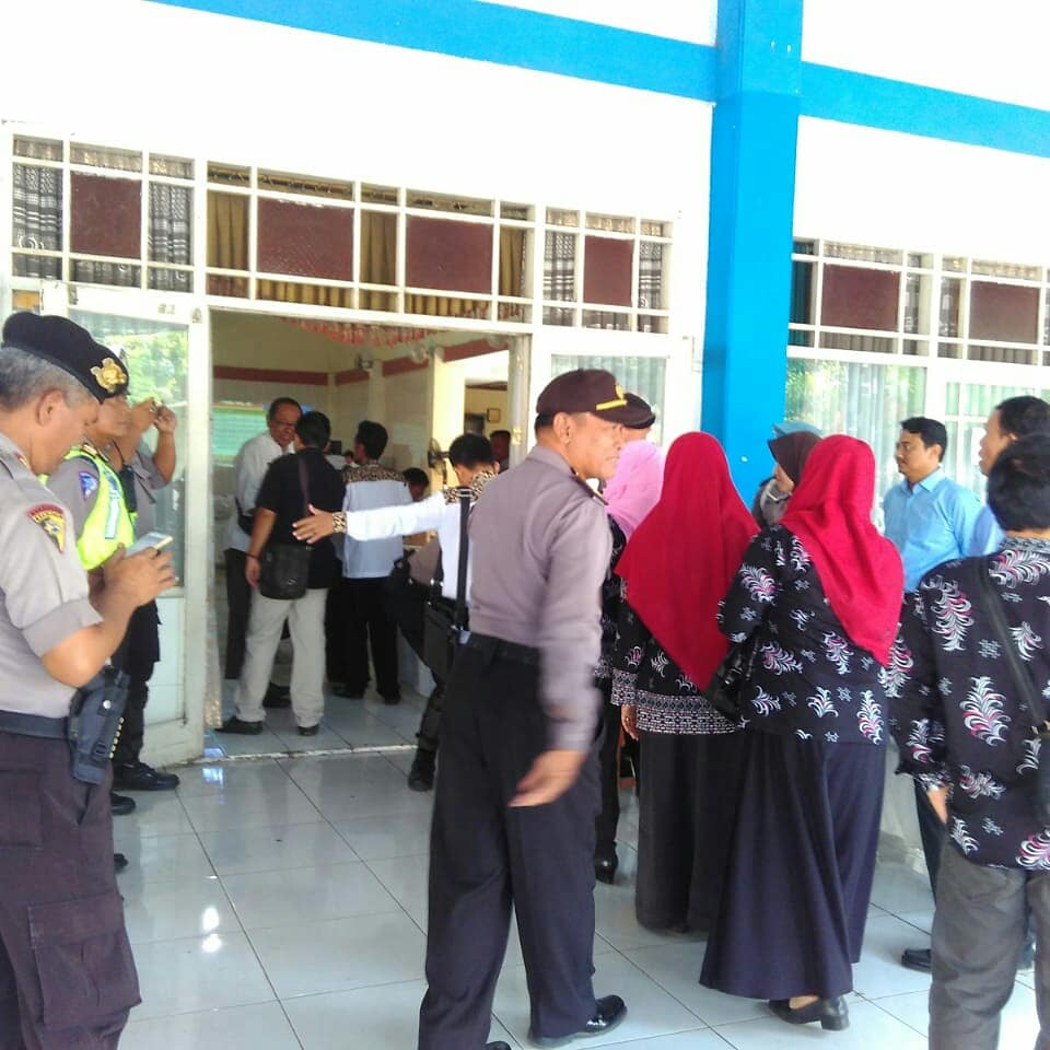 SatpolPPBatang's tweet photo. Satpol PP Kab. Batang melaksanakan pengamanan rekapitulasi perhitungan suara Pilgub Jawa Tengah https://t.co/ajPJRHedTW