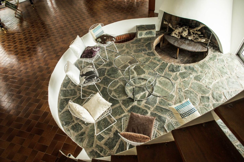 2NMPConcept's tweet image. This brightly coloured Corsican villa by Jean-Claude Mazet features curving surfaces &amp;amp; tubular porthole windows inspired by the organic architecture movement. Mazet built Villa Guardia in 1974 on a hilltop overlooking the sea.#architecturevdesign #cavernous #spaces #Golden #ratio