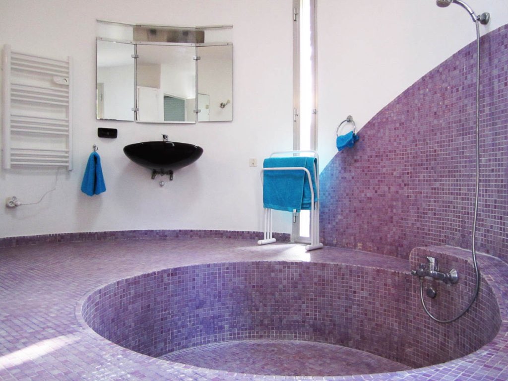 2NMPConcept's tweet image. This brightly coloured Corsican villa by Jean-Claude Mazet features curving surfaces &amp;amp; tubular porthole windows inspired by the organic architecture movement. Mazet built Villa Guardia in 1974 on a hilltop overlooking the sea.#architecturevdesign #cavernous #spaces #Golden #ratio