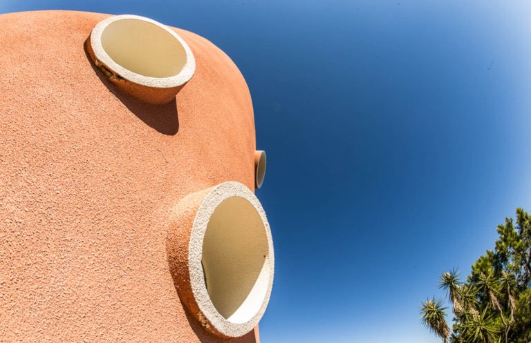 2NMPConcept's tweet image. This brightly coloured Corsican villa by Jean-Claude Mazet features curving surfaces &amp;amp; tubular porthole windows inspired by the organic architecture movement. Mazet built Villa Guardia in 1974 on a hilltop overlooking the sea.#architecturevdesign #cavernous #spaces #Golden #ratio
