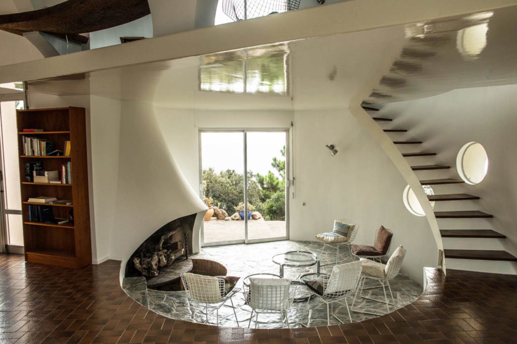 2NMPConcept's tweet image. This brightly coloured Corsican villa by Jean-Claude Mazet features curving surfaces &amp;amp; tubular porthole windows inspired by the organic architecture movement. Mazet built Villa Guardia in 1974 on a hilltop overlooking the sea.#architecturevdesign #cavernous #spaces #Golden #ratio