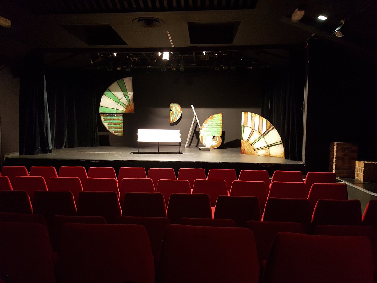 Nous sommes arrivées! Teching for my star turn in Paris <a href="/TheatreDeMenil/">Théâtre Ménilmontant</a> <a href="/RevesAvantAube/">RêvesDAvantLAube</a> with <a href="/BitsofBone/">Bred in the Bone</a> @mizbeck <a href="/fran_manktelow/">Francesca Manktelow</a> <a href="/Beccycd/">Rebecca Dunn</a> <a href="/WeAreFluff/">Fluff Productions</a> @SigalSarah 

Catch us today at 11, Fri at 19.15 &amp; Sat at 16.30 at the Rêves d'Avant l'Aube/Dreams Before Dawn Fest #paris