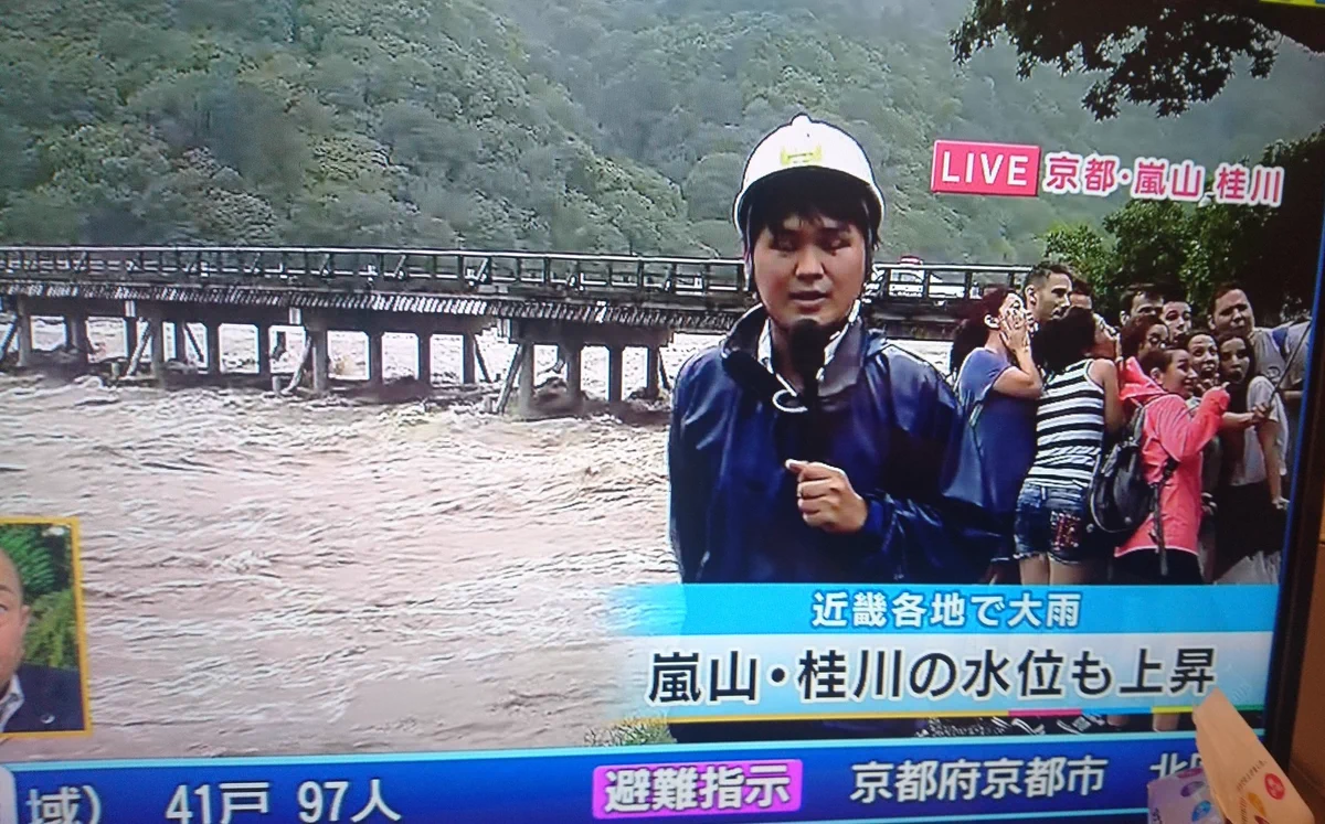 深刻そうに報道してる後ろで？自撮りを楽しんでいる集団ｗｗｗ