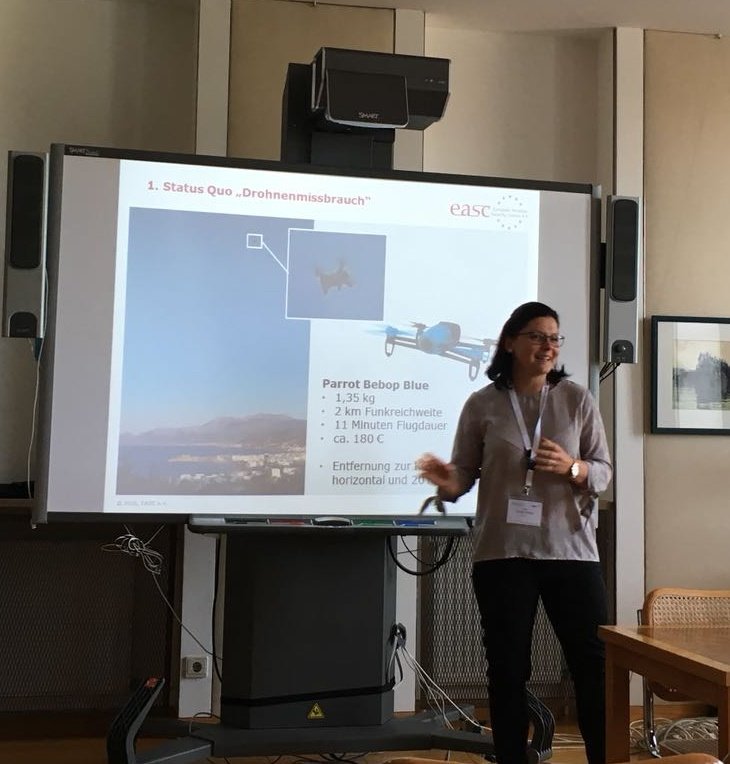EASC_eV's tweet photo. #Dank an das Publikum für die spannenden Nachfragen zu unserem Vortrag! ✈️
#agit30 #AGIT2018 #AGITSymposium #FlySafe #FlyResponsibly #DroneFans https://t.co/Pxw5Xw8kre