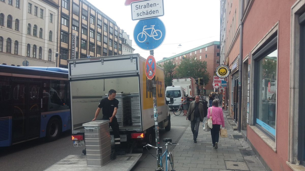 So sieht Einsamkeit aus. Das Verkehrszeichen (Nr. 237) sagt: Nur für Fahrradfahrer. Alle anderen sagen...