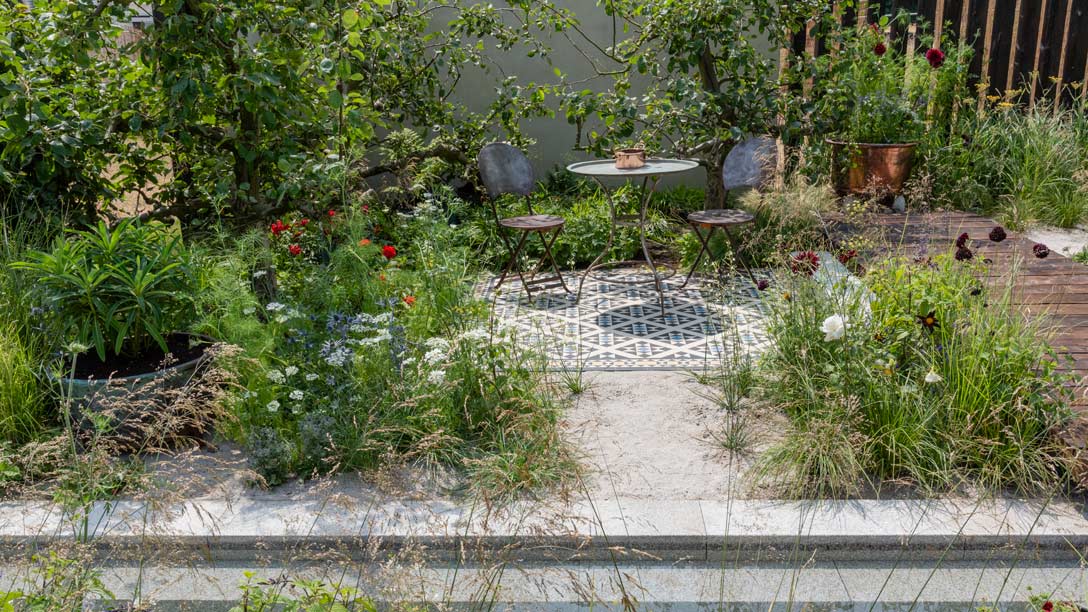 Proud to be associated with #RHSHamptonCourt winner of Best Lifestyle Garden @thelandconsult and @UlaMaria1 - rhs.org.uk/shows-events/r…. Our Bexley design was supplied bespoke sheeted for a quick an accurate installation - londonmosaic.com/catalogue-vict…