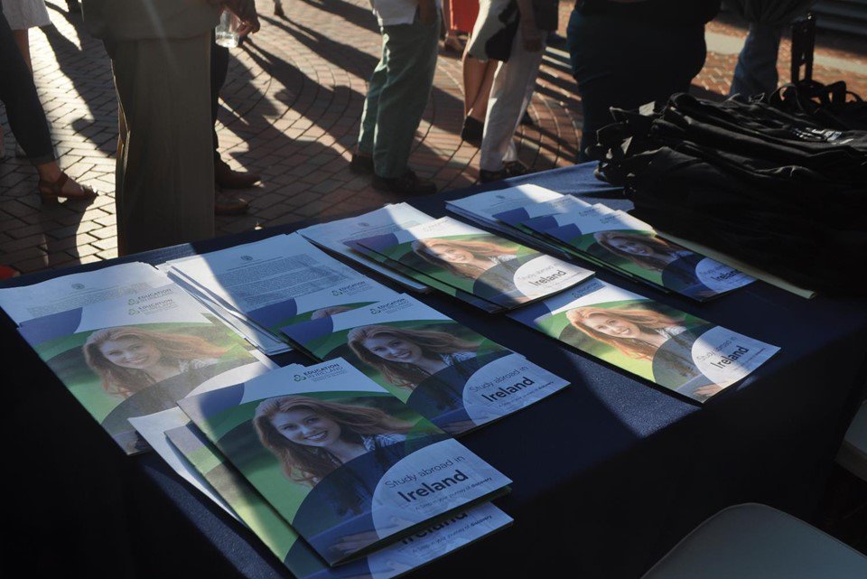 GlobalIrish's tweet image. Great article from @IrelandEmbUSA on their continued work with Irish Alumni in America. Their recent event, 'Irish Educated, Globally Connected,' was a huge success &amp;amp; is something we want to roll out to more locations around the world. Full article here:  dfa.ie/global-irish/s…