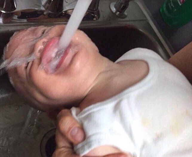 Окончил в ротик. Рот и язык девушки частное. Девушка облизывает мороженое. Окончил в ротик. Сливки в рот.