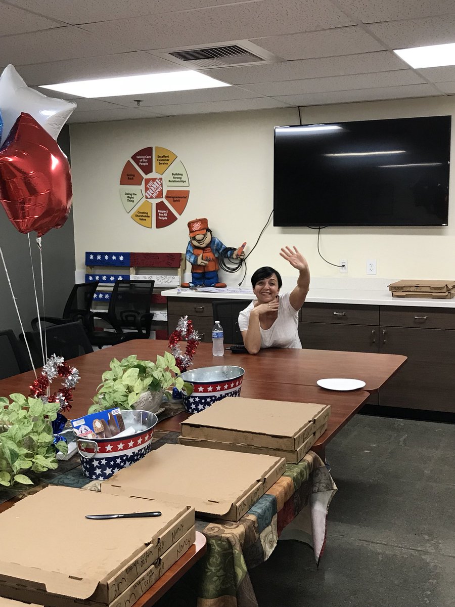 THD6665's tweet photo. Celebrating the 4th of July with ice cream and pizza😋💥🇺🇸 https://t.co/Ug9BXTBX0a