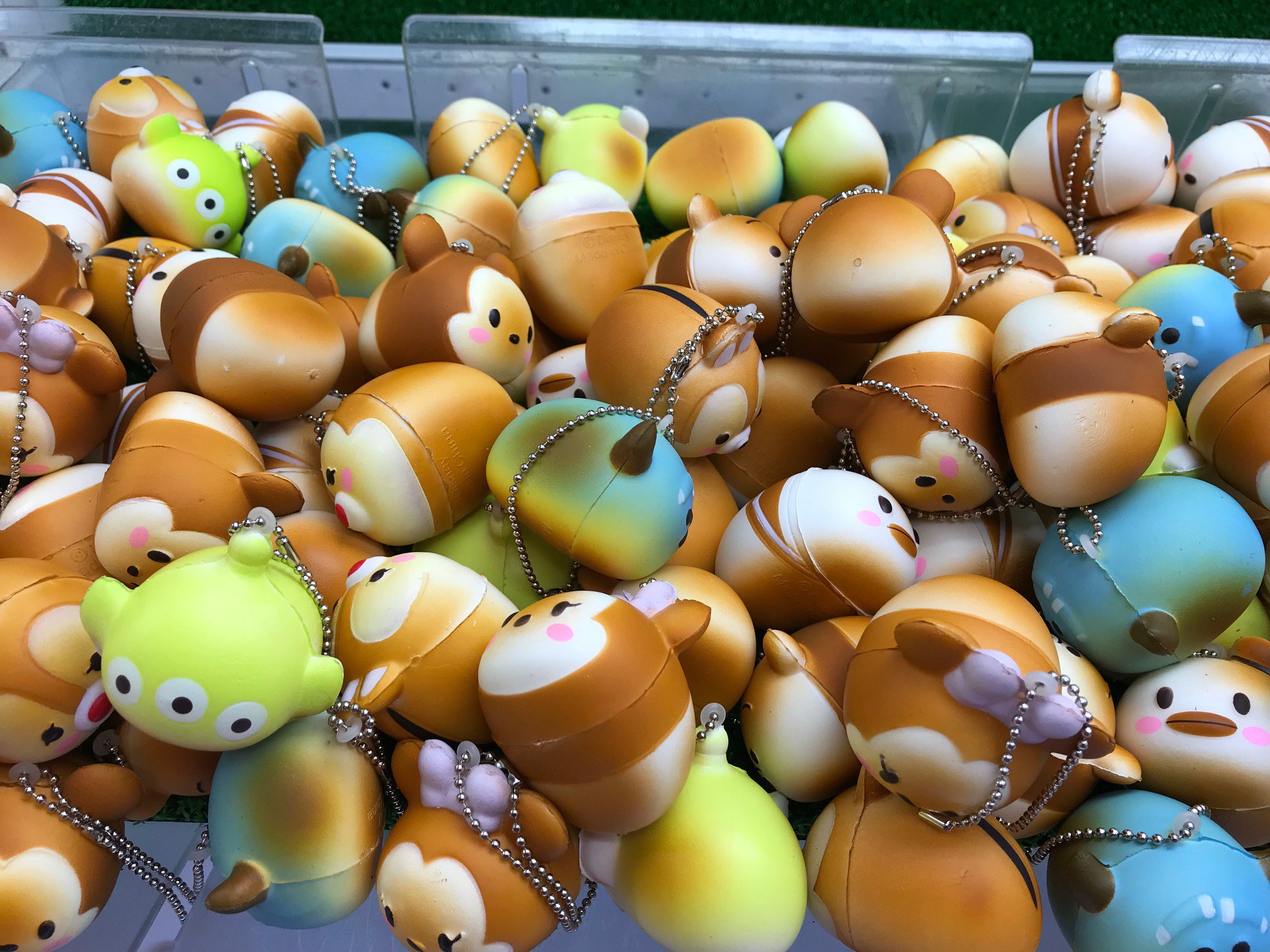 Mg Bowl屋島店 新景品情報 ディズニーツムツムの新景品 パンスクイーズボールチェーン が人気です ミッキー等ツムツムのかわいいキャラクターたちが 焼き立てのパンのような形のマスコットになっちゃいました 食べられませんが 触ると気持ちいいい
