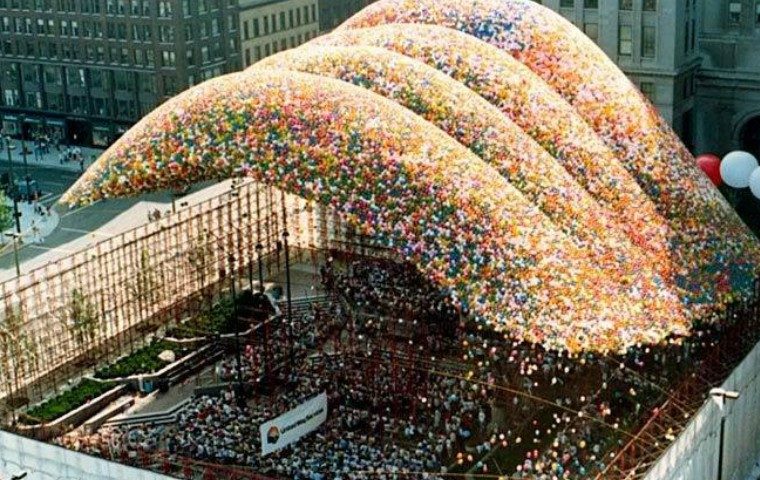 alejandrocsome's tweet photo. #Balloonfest 
United Way, en Septiembre de 1986, iba a transformar un evento de caridad, en la peor pesadilla de la ciudad. El intento por romper un record. Mas de 2500 voluntarios. Tanques de helio. Periodistas de todo el mundo.

Una ciudad espectante y... muchos, muchos globos. https://t.co/nyNZYH2jSw