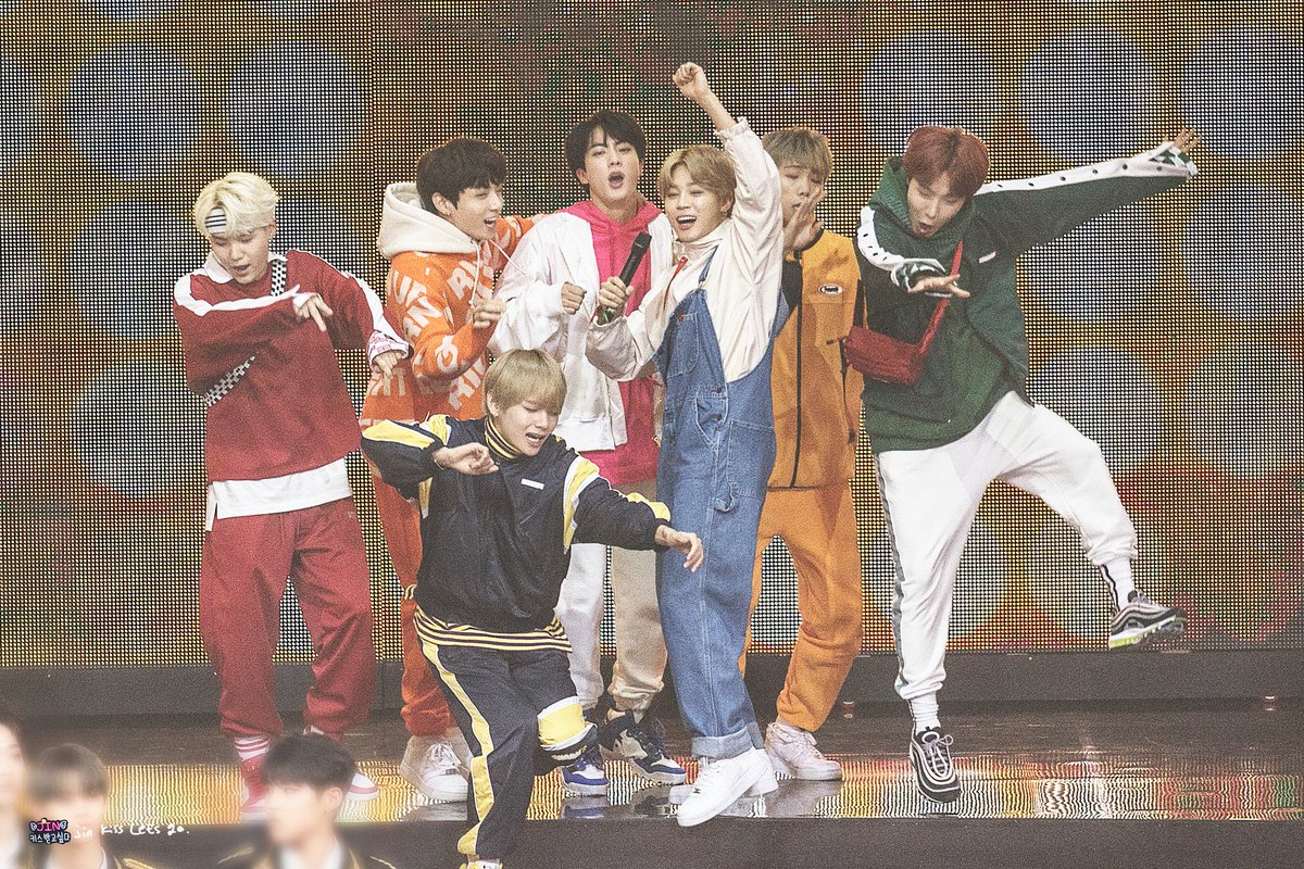 vuthithaovan95's tweet photo. #FIFFAFakeLove @BTS_twt Chỉ cần là Bangtan, bao nhiêu cố gắng này vẫn chưa đủ https://t.co/BGSuD8sDy1