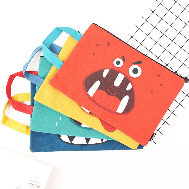 eymhouse's tweet image. #EYMhouse Cute Star Alien Canvas Tote Folder
Rp 68.000
Bawa dokumen pentingmu dengan aman dan praktis dalam folder bertema alien ini!
Dengan model tote bag yang mudah dibawa serta bahan kanvas yang kuat, tas ini cocok untuk jadi bagian keseharianmu.