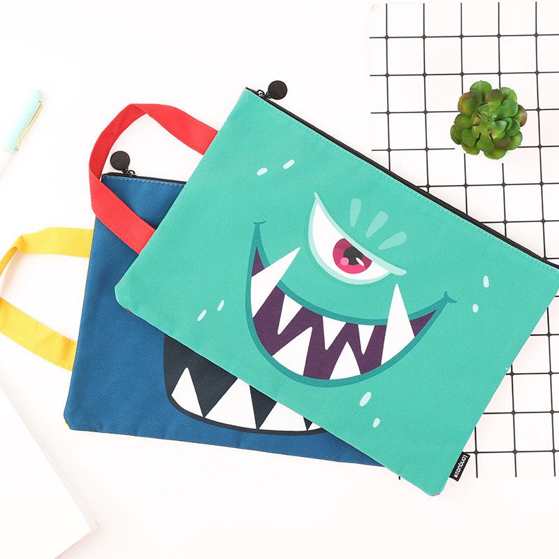 eymhouse's tweet image. #EYMhouse Cute Star Alien Canvas Tote Folder
Rp 68.000
Bawa dokumen pentingmu dengan aman dan praktis dalam folder bertema alien ini!
Dengan model tote bag yang mudah dibawa serta bahan kanvas yang kuat, tas ini cocok untuk jadi bagian keseharianmu.