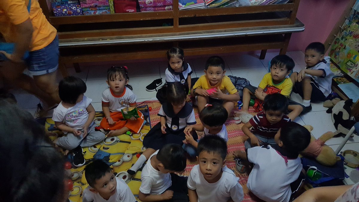 LITS_UEC's tweet photo. Kids from Little Angels Daycare Center received the school supplies from UE students through the Project E.S.K.W.E.L.A. today!
Thank you so much, classmates! 💙
#ProjectESKWELA #LITS1819 https://t.co/3u5CbI8eLN