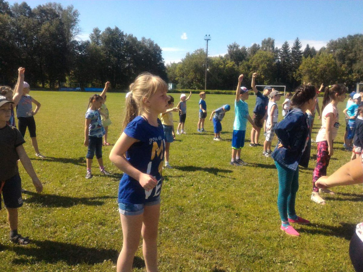 По вторникам на Городском стадионе проходит фитнес-разминка для ребят из ЛДП