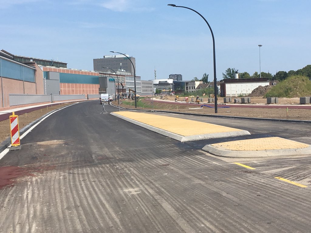 WTCTwente's tweet photo. De laan Hart van Zuid begint steeds meer vorm te krijgen. Straks kunt u rechtstreeks van de #A35 doorrijden naar een top kantoorlocatie in het #internationale #WTCTwente #Business District in de stationsomgeving. Meer info: https://t.co/dAXCRXshfy  #HvZ #Hengelo https://t.co/DSzCrkSsvx