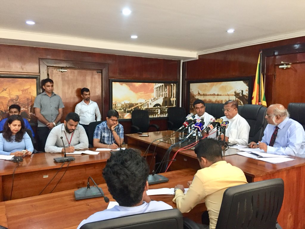 MLOsrilanka's tweet photo. නීතිය හා සාමය රුකීමට පොලීසිය දිවි හිමියෙන් කටයුතු කර තිබෙනවා. පසුගිය වසර තුන තුළ රටේ අපරාධ සංඛ්‍යාව අඩුවී තිබෙනවා. මාධ්‍යවේදීන්ට නිදහසේ කටයුතු කරගෙන යාමට අවශ්‍ය පරිසරය ඇතිකර තිබෙනවා. #lka #LawAndOrder #mediafreedom #FreedomOfExpression https://t.co/zGBdzcspFl