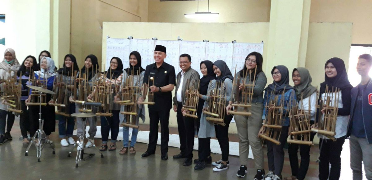 angklunglima's tweet photo. Selasa 2 Juli 2018, Kami bertemu dan bermain angklung bersama dengan Bapak Gubernur M.Iriawan, Beliau juga merupakan alumni SMAN 5 Bandung looh..
#yukngangklung😀👋 https://t.co/3mYDiKqJbs