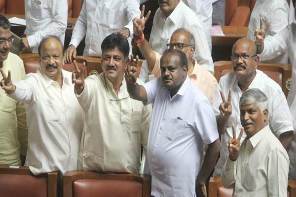 कुमारस्वामी आज अपना पहला बजट करेंगे पेश, किसानों की कर्जमाफी पर ऐलान संभव punjabkesari.in/national/news/… 

#Karnataka #KarnatakaBudget #HDKumaraSwamy #Buget2018 .@hd_kumaraswamy