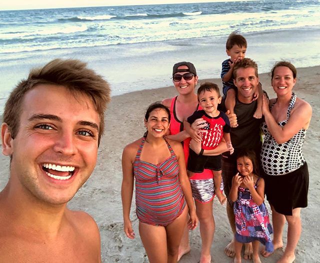 zachfreyespanol's tweet photo. #granamigos ❤️ + #granclima ☀️ + #granplaya 🏖 + #granferiado 🇺🇸 = #undíaINCREÍBLE 😎👌🏼 #lvqshq https://t.co/Bf3z6WbUrn