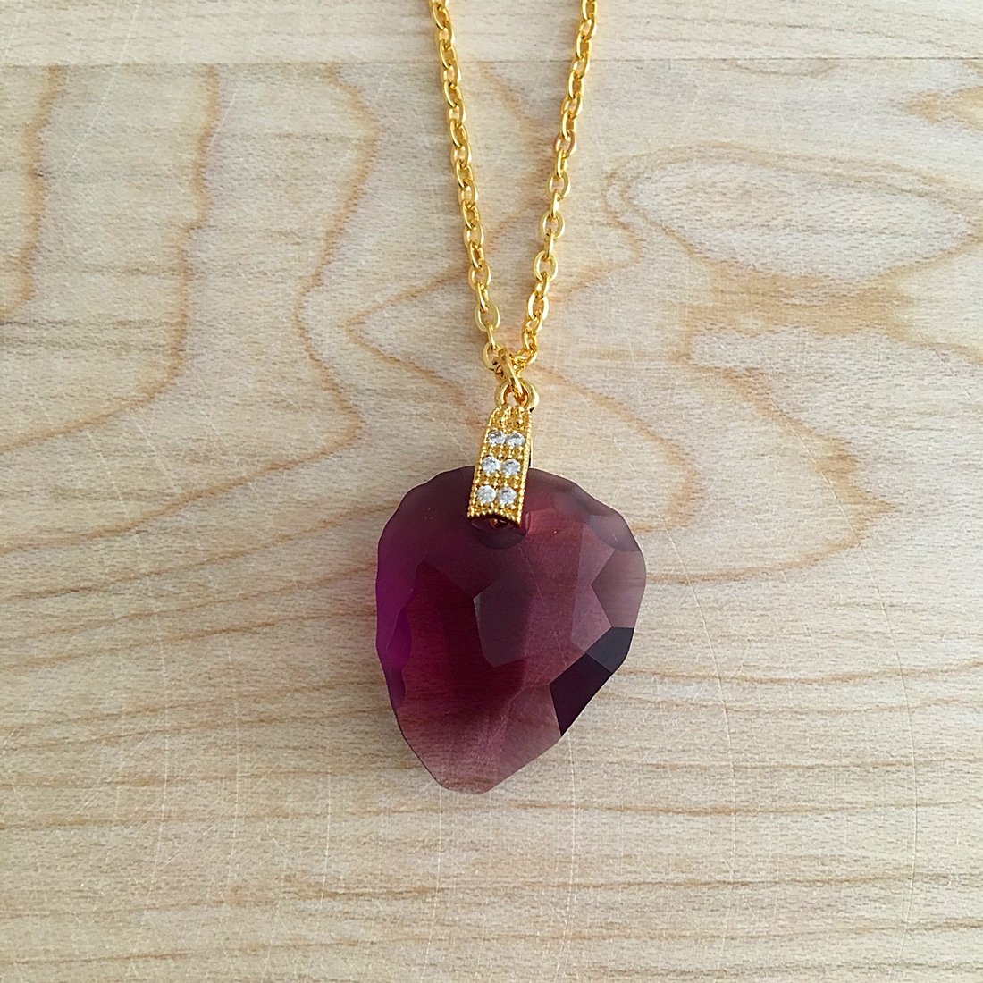 Naszyjnik z dużym kryształem Rock Ametyst od Swarovski® Elements na złotym łańcuszku to piękny dodatek dla pań, które lubią zdecydowaną i odważną biżuterię. 
🛒 bymagdalene.com.pl/pl/p/Naszyjnik…