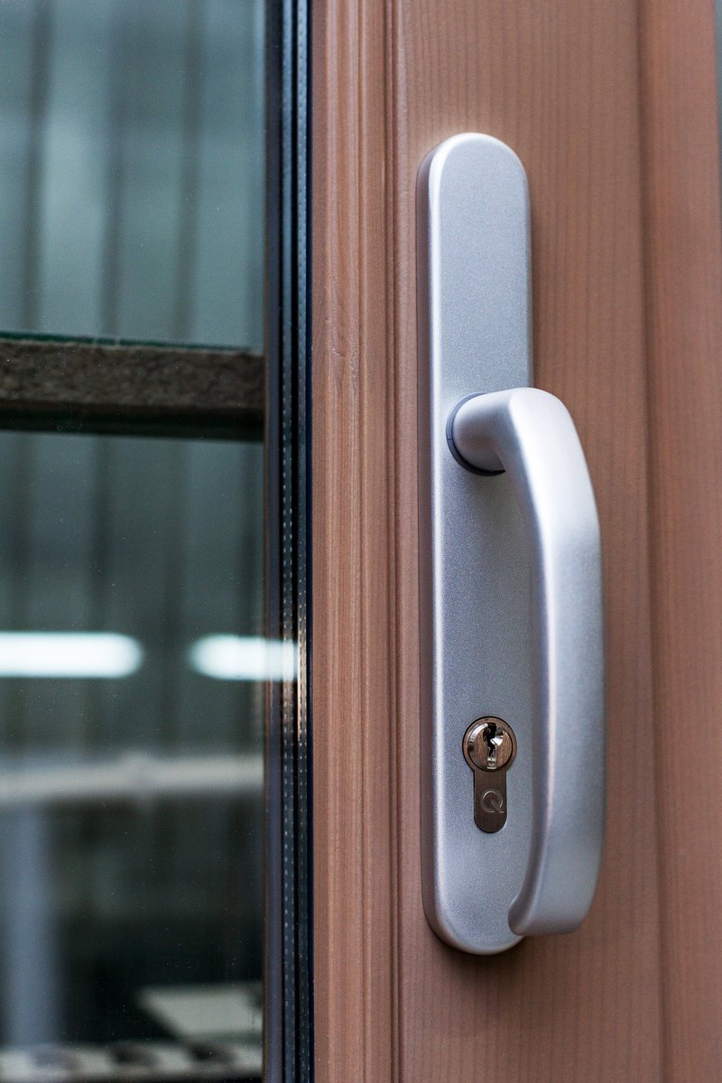 Желание клиента - закон! Вот еще одно пожелание клиента воплотилось в жизнь. Входная дверь со стеклопакетами и оригинальной филенкой готова к установке.👌👍👏