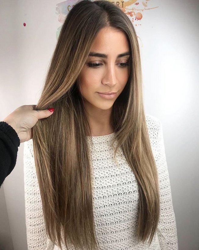 SaraRuesga's tweet photo. #Strandlighting ... pintando a mano alzada el cabello
Conoce la técnica de peluquería que cautiva este verano con Sara Ruesga Peluquería y Belleza en COSMOPOLITAN TV #mechas https://t.co/Jvmup8lPYl https://t.co/I77mNuYkZ7
