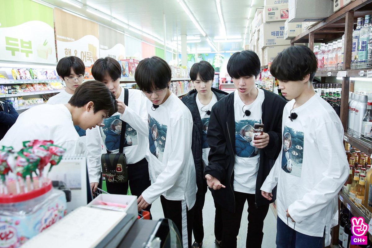 93PHN93's tweet photo. Các bà mẹ của thế kỷ 😂 @BTS_twt #FIFAFakeLove https://t.co/s8p8HwFAZj