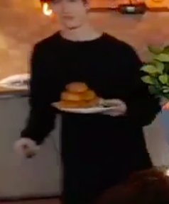 ChanSeungminHan's tweet photo. I lost it when Chan came out with the huge bowl of lettuce. Then later on, he walked out with a mountain of bread. Chan (Chris) is hungry!!!
#Chan #BangChan #CB97 #ChrisIsHungry #Leader #Food #MountainOfBread #StrayKids #District9 @Stray_Kids https://t.co/GGS5v8IUBw