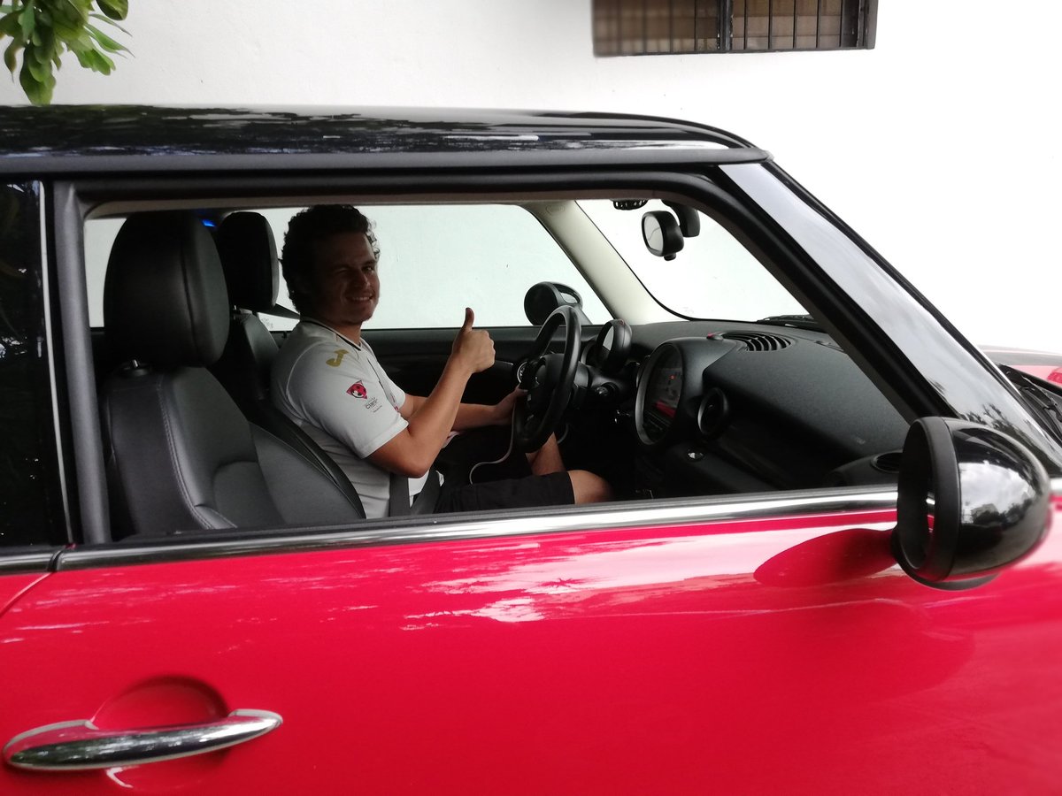 Pedroavn's tweet photo. En la vida hay pocas cosas más emocionantes que manejar un @MINI #CooperS #ChilliRed @MINIRD https://t.co/s3vPlxNLpb