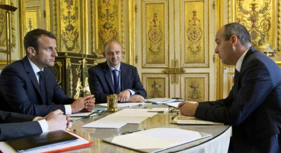 efoulon1's tweet image. -Nous devons absolument casser cette image de Président des riches qui me colle à la peau de manière totalement injustifiée
-Je vous propose de présenter un plan anti-pauvreté, ce serait un signal fort. Le 9 juillet?
-Ah non, je pars en jet vers la Russie pour la Coupe du Monde