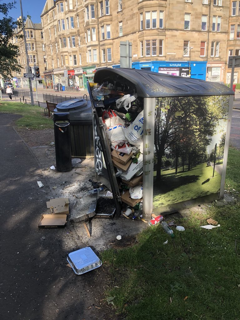 @edinhelp overflowing bin Bruntsfield Pl end of Leamington Walk. Full for days. Seagulls enjoying the buffet. Please empty. #bruntsfieldlinks #beautifuledinburgh