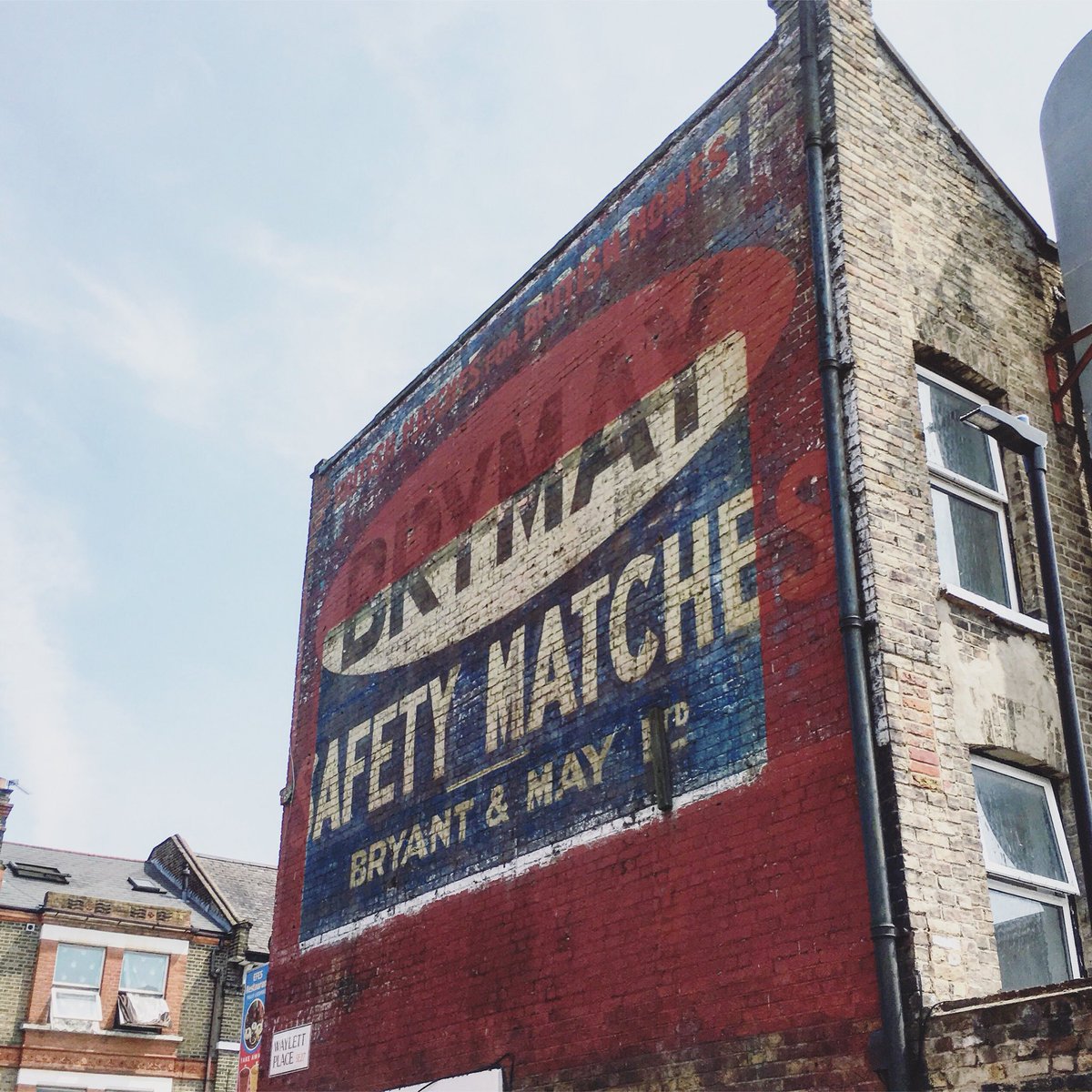 thisway_london's tweet image. Ghost sign in West Norwood (Waylett Place)
.
#ghostsigns #fadedads #handpainted #signs #signage #design #typography #architecture #streetart #graphicdesign #ThrowbackThursday #london