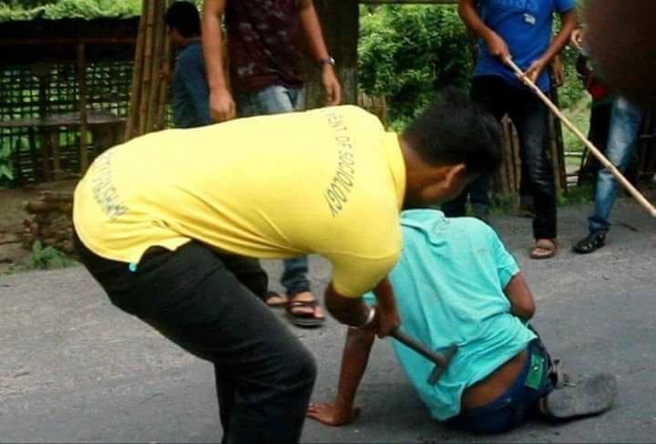 iqbalrafi11's tweet photo. Bangladesh Chattro League(BCL) cadres hitting with hammer to  quota reformist.
#bbcnews #AlJazeera #HumanRights https://t.co/u4Stnq0KBT