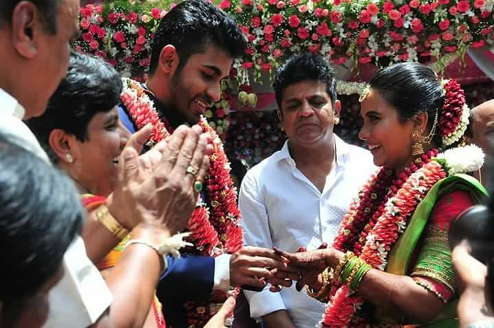 puneethrjkumar's tweet photo. Annavru family in Mysore #YuvaRajkumar Engagement 😍😍
#Shivanna #Raghanna #Appu #VinayRajkumar
#PSPRBFC https://t.co/YI4YUC9ysD