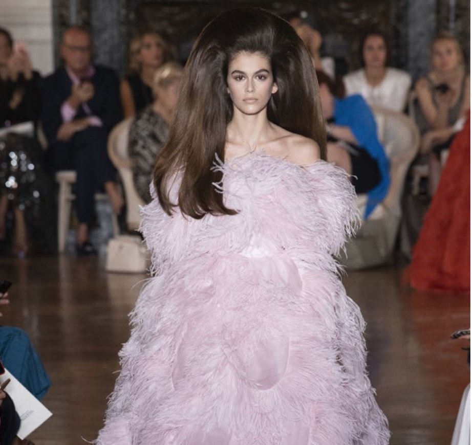 PatriciaCarta's tweet photo. Pierpaolo Piccioli trabalha cores e estampas com maestria. Seja quais tenham sido as referências do desfile de alta-costura da @MaisonValentino, apresentado ontem em Paris, o resultado sempre evoca ao glamour dos anos 60/70. Finalmente, na passarela, roupas para sonhar. Ufa! https://t.co/9GzX0c3zzf
