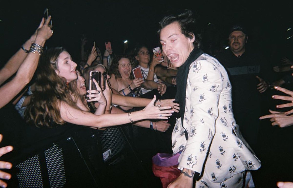 harrymoonchild's tweet photo. Harry really does look like he belongs in the 70/80's rock era https://t.co/gNSrrH29Wd