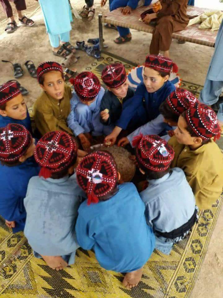 tribleNeedPeace's tweet photo. چہ قطرہ قطرہ را جمع شی دریاب شی
چہ قامونہ منظم شی انقلاب شی
منظور احمد پاشتین کا اواز نئے نسل میں سرایت کر چکا ہے، روک سکتے ہو تو روک لو
#justiceForNaqeeb #PashtunRejectStateTerrorism #PashtunTahafuzMovement #StopUsingTalibanAgainstPTM https://t.co/P8t383i4zv