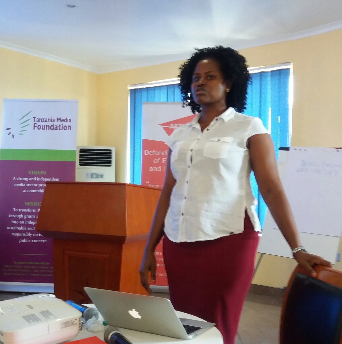 adelinajbosco's tweet photo. #RighToInformation, TMF @NewTMF kwa ushirikiano na @article19org
"Siku zote jamii iliyojaa Taarifa ni jamii inayoweza kufanya MAAMUZI SAHIHI" : Salome Kitomari, Mwenyekiti MISATAN
@MISATANZANIA
@UNICDaressalaam @Vicenzamaria @Nipashetz @ms_faustaTZ @Wizara_HabariTZ @skitomari https://t.co/2G3o9nGah9