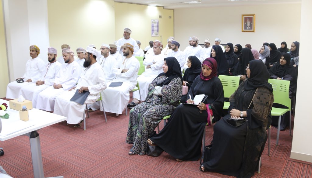 riyadaom's tweet photo. استكمالاً لسلسلة لقاءات ريادة برواد الأعمال في المحافظات، التقى صباح اليوم الرئيس التنفيذي @Ahmed_Ghassani
برواد الأعمال في محافظة مسقط لمناقشة أهم التحديات التي تواجه مؤسساتهم وبحث سبل تطوير منتجاتهم وخدماتهم.
#ريادة_عمان https://t.co/iWmXcp4xwA