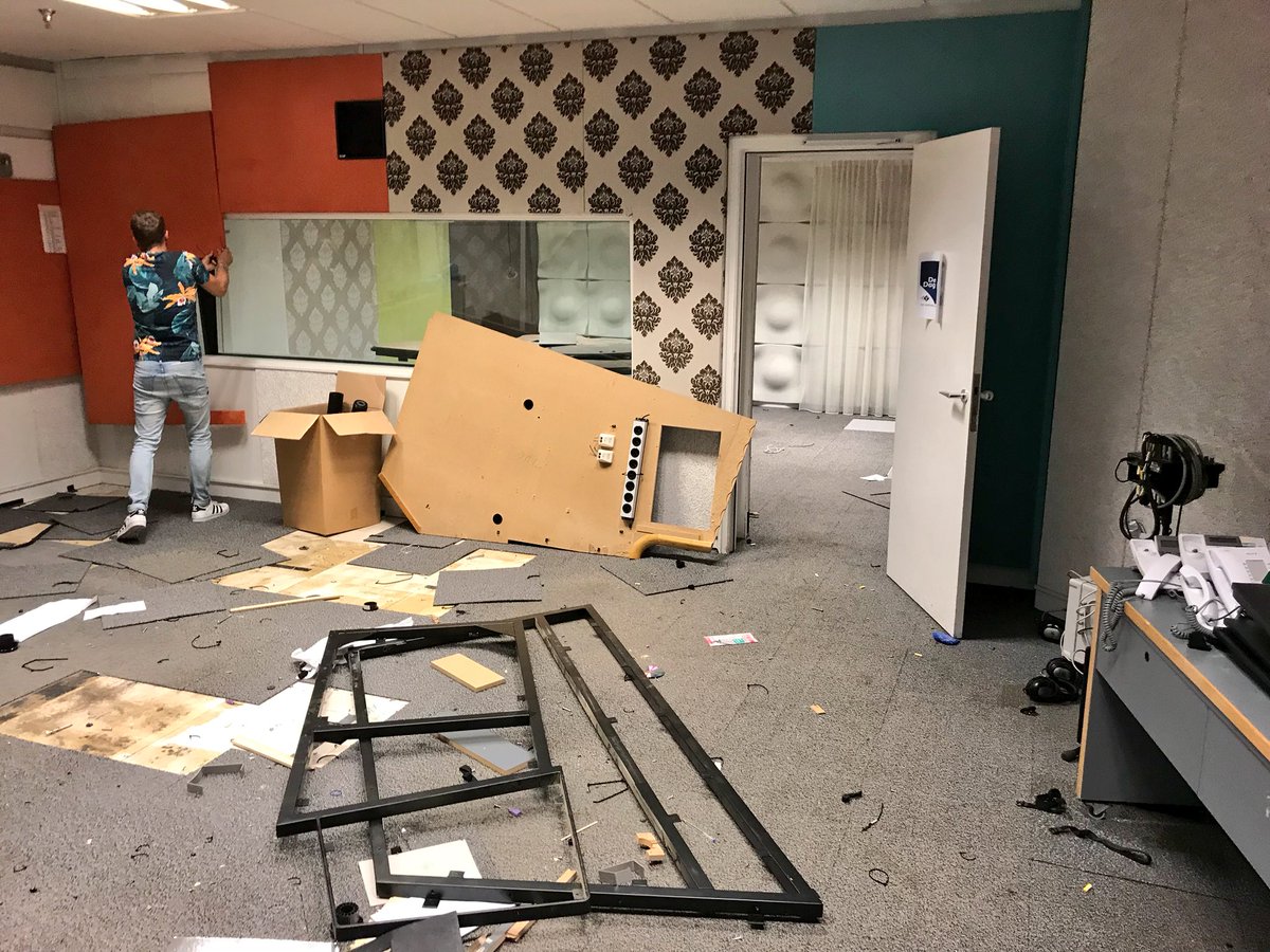 Wat een weemoed zo’n gesloopte radiostudio. Hier is 13 jaar lang met toewijding <a href="/NPORadio1/">NPO Radio 1</a> gemaakt.