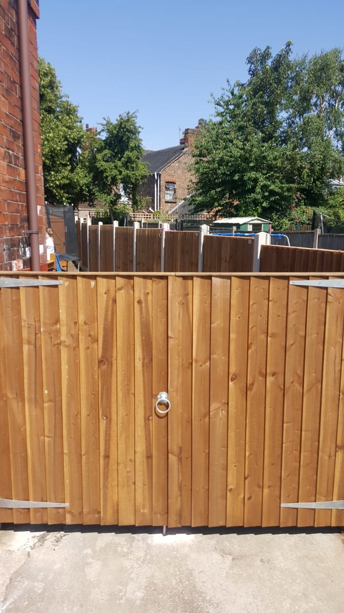 DonmacSolutions's tweet image. Before and after of a garden makeover. New fence panels fitted and new gates. Looks amazing and customer is very happy. #teamwork #proudofourteam