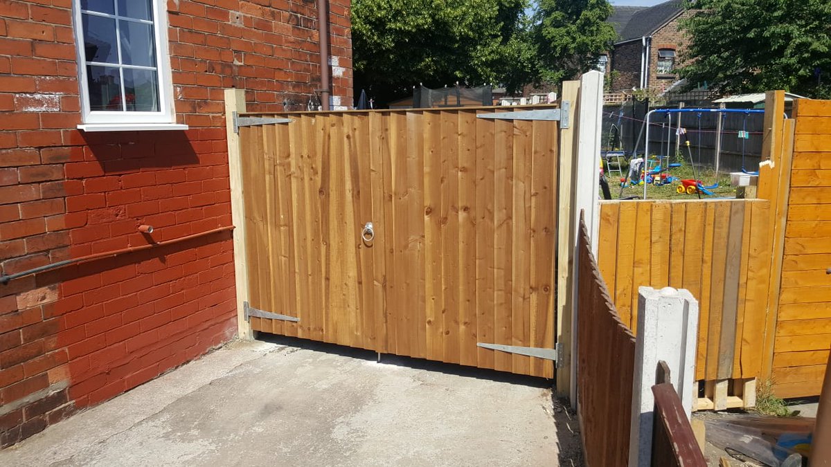 DonmacSolutions's tweet image. Before and after of a garden makeover. New fence panels fitted and new gates. Looks amazing and customer is very happy. #teamwork #proudofourteam