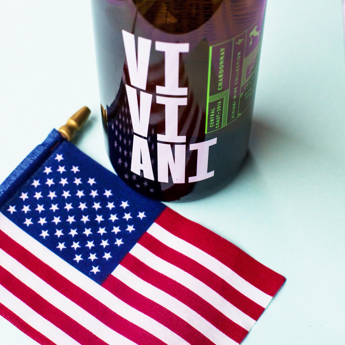 Here’s to reds, whites, and blue! 🇺🇸 #VivianiWines 🇺🇸#IndependenceDay 
___
#Chicago #USA #wine
